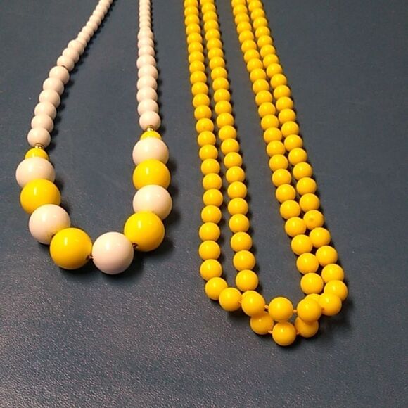 Vintage Yellow and White Graduated Beaded Plastic/Resin/Lucite Necklace - Picture 4 of 8